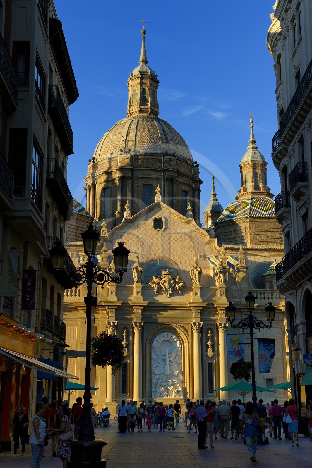Espagne, Aragon, Saragosse, la rue piétonne Calle Alfonso I et la Basilique del Pilar (Notre-Dame du Pilier) en arrière plan