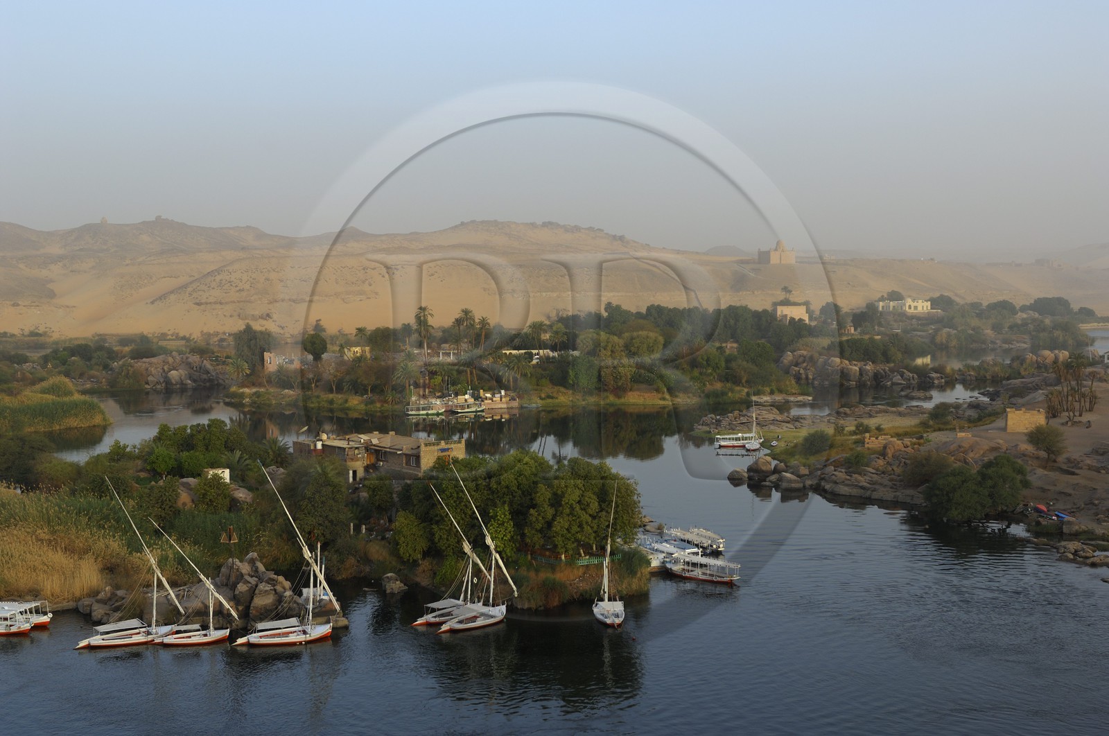 Egypte, Haute Egypte, Nubie, vallée du Nil, Assouan, ilots de la première cataracte et mausolée de l'Agha Khan en arrière plan sur la rive ouest