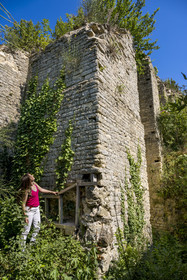 France, Vaucluse (84), Orange, soutènement romain du troisième temple de la triade capitoline en haut de la colline Saint-Eutrope, classée Patrimoine Mondial de l'UNESCO, expliqué par l'archéologue Anaïs Roumégous