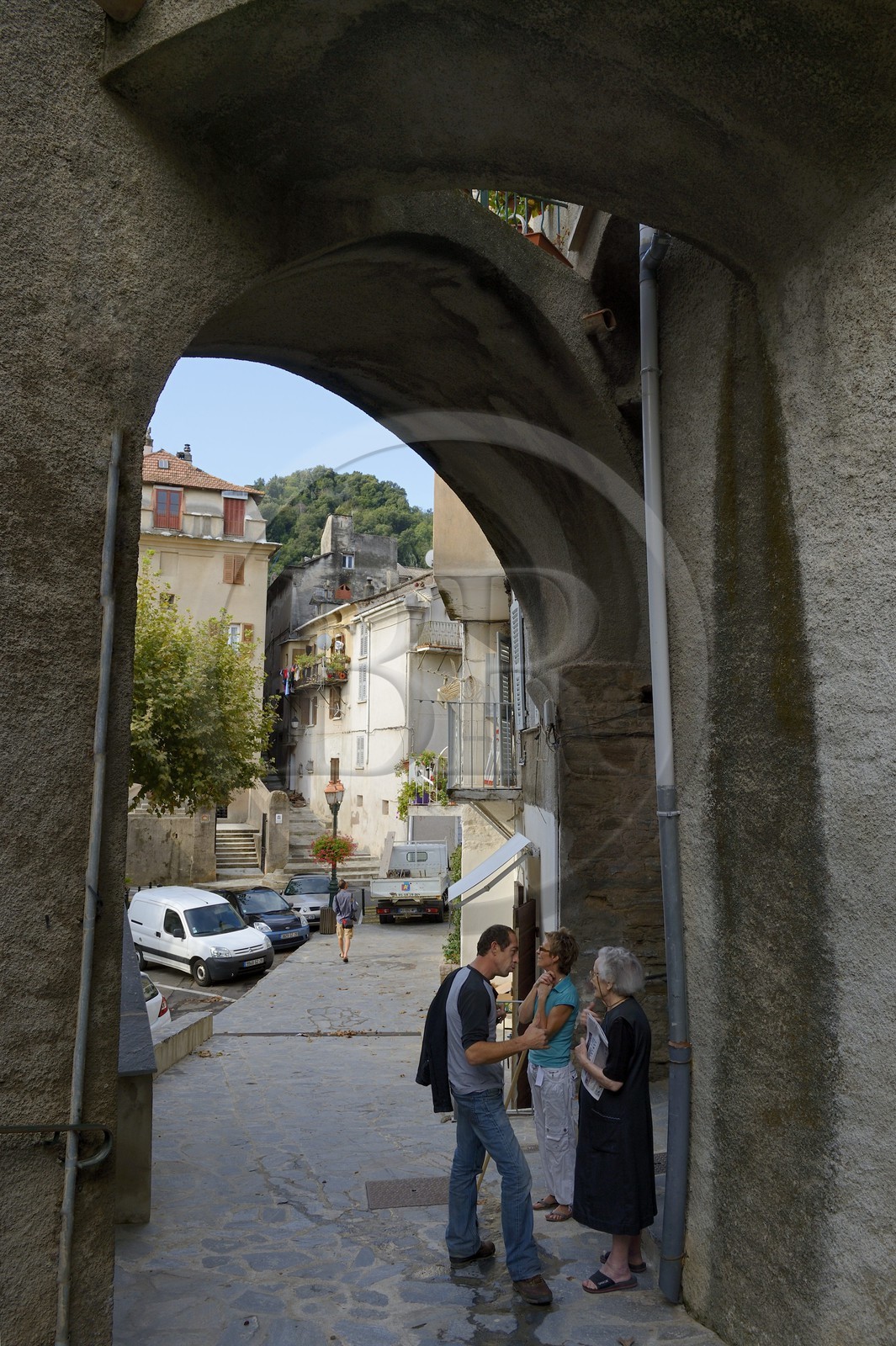 France, Haute-Corse (2B), région de la Casinca en Castagniccia, village peché de Vescovato, passage voûté médiéval