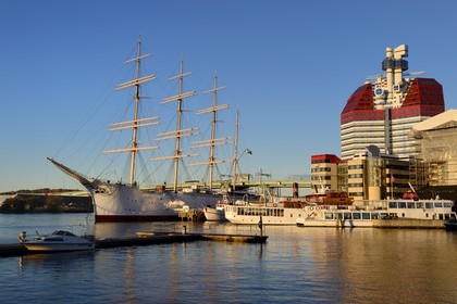 Sweden, Västra Götaland, Göteborg (Gothenburg), the skyscraper Götheborgs-Utkiken and the sailing boat Viking on the Lilla bommens hamm docks