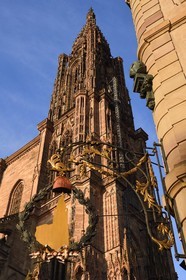 France, Bas-Rhin (67), Strasbourg, vieille ville classée au Patrimoine Mondial de l'UNESCO, la cathédrale Notre-Dame, enseigne qui représente la cathédrale Notre-Dame qui a été recouverte d'un bonnet phrygien pendant la révolution
