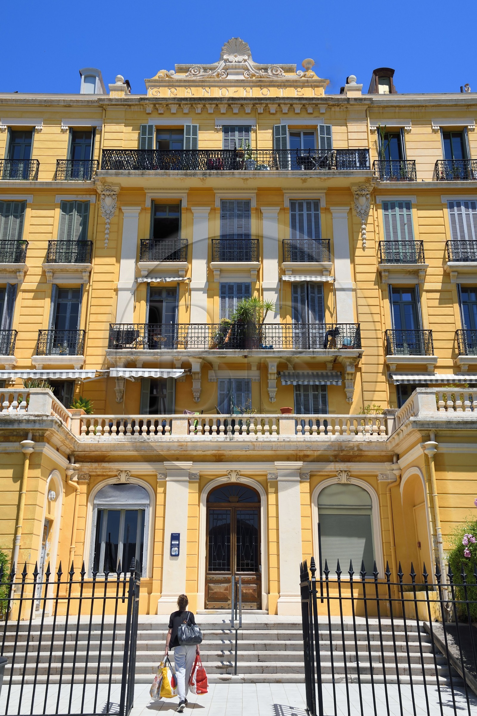 France, Var (83), Hyères, ancien Grand Hotel avenue des Iles d'Or transformé en appartements