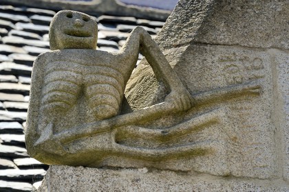 France, Finistère (29), Pleyben, statue de l'Ankou (personnification de la Mort en Basse-Bretagne) sur la facade d'une maison de la venelle des paquerettes