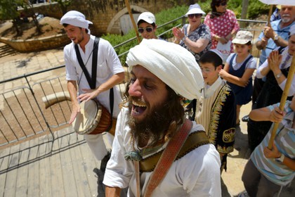 Israel, Jérusalem, ville sainte, vieille-ville classée Patrimoine Mondial de l'UNESCO, une des très nombreuses cérémonies de Bar Mitzvah à se diriger vers le Mur des Lamentations