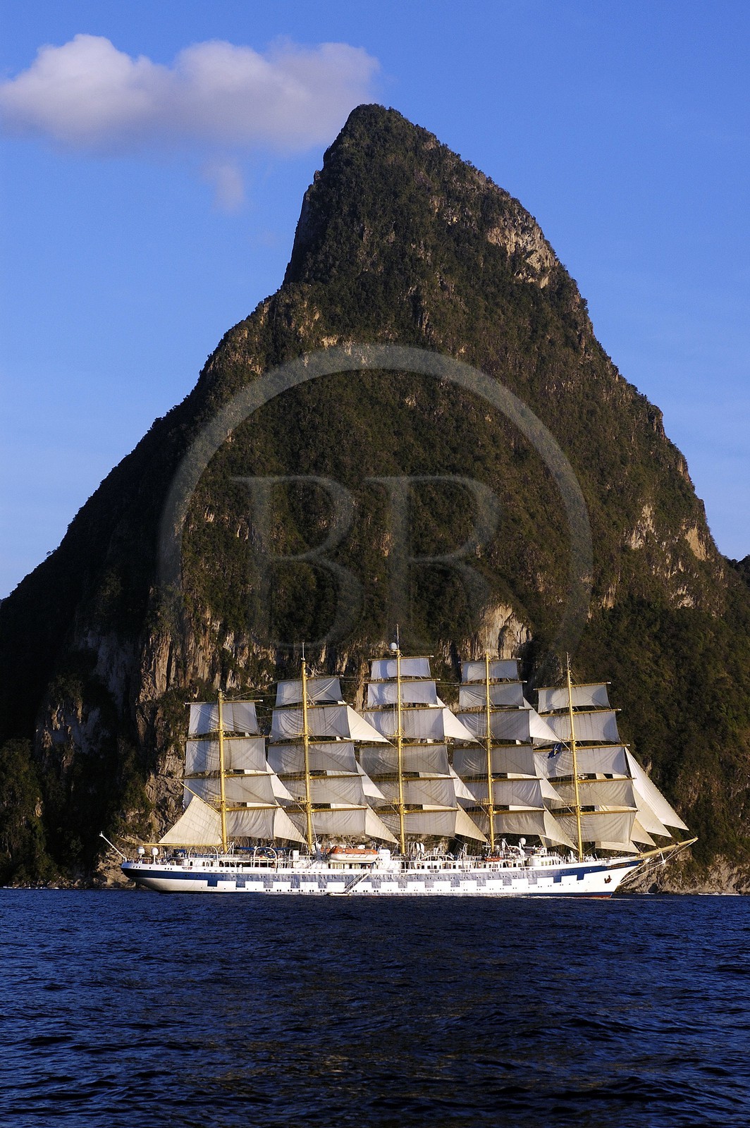 Caraïbes, île de Sainte-Lucie, le 5 mâts SPV Royal Clipper toutes voiles dehors au large du Piton de Soufrière
