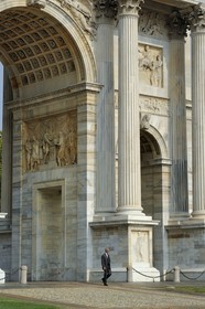 Italie, Lombardie, Milan, Porte de Simplon (Porta Sempione), marquée par un arc de triomphe historique appelé Arc de la Paix (Arco della Pace), construit par l'architecte Luigi Cagnola en 1807 pendant la domination napoléonienne