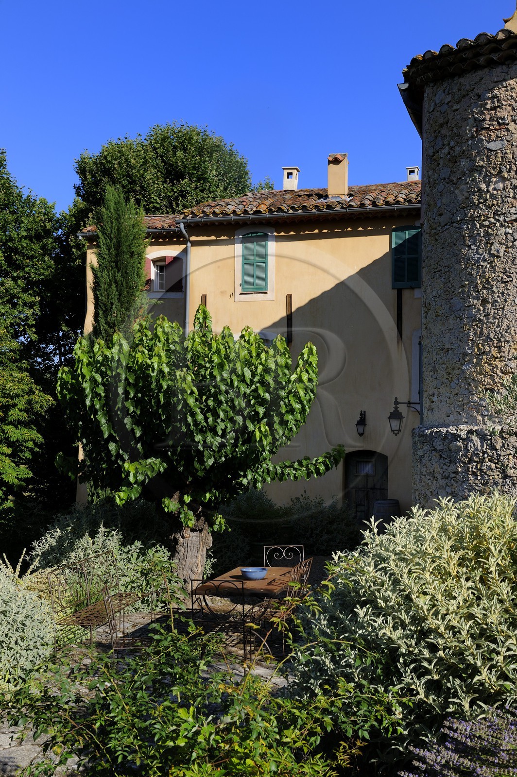 France, Var (83), Provence Verte, Bras, vers Saint-Maximin-la-Sainte-Baume, la maison d'hôtes Le Peyrourier, une campagne en Provence