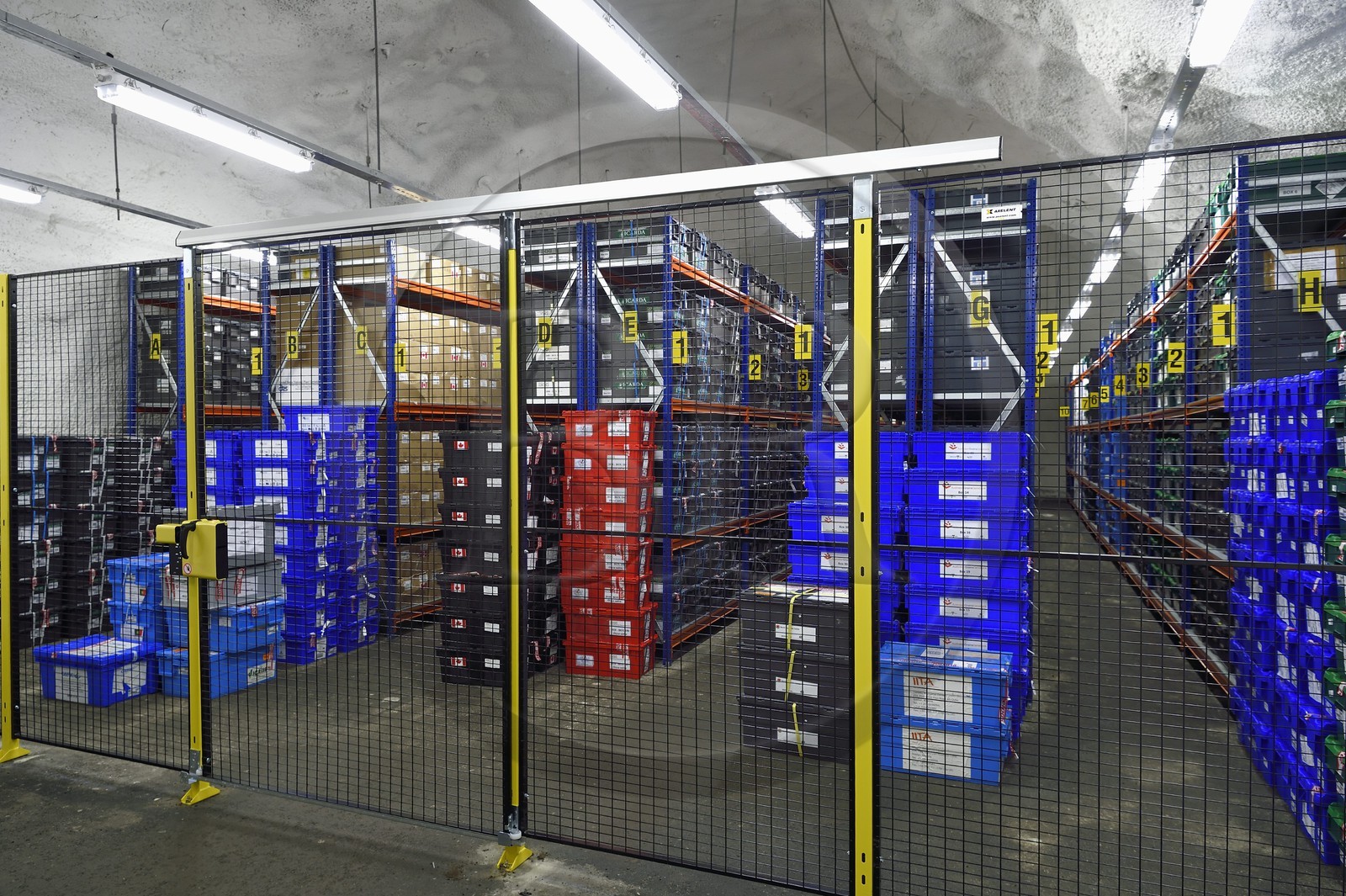 Norvège, Svalbard, Spitzberg, Longyearbyen, la Réserve mondiale de semences du Svalbard (banque de graines du Global Seed Vault), salle de stockage des semences artificiellement maintenue à -18°C, près de 900000 échantillons ont été déposés, provenant de 200 pays d'origine et de 73 instituts déposants