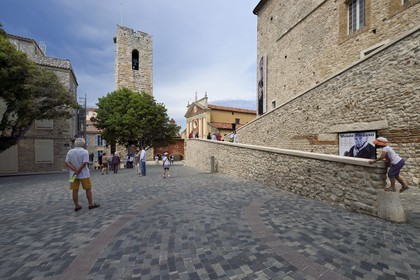 France, Alpes-Maritimes (06), Antibes, le Musée Picasso à droite et la cathédrale Notre-Dame-de-la-Platea anciennement de l'Immaculée Conception en arrière plan
