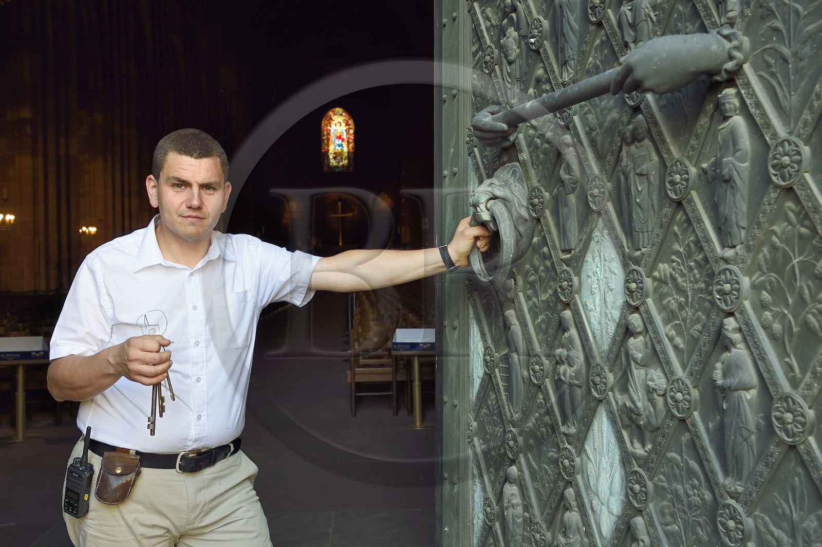 France, Bas-Rhin (67), Strasbourg, vieille ville classée au Patrimoine Mondial de l'UNESCO, la cathédrale Notre-Dame, le sacristain Michel Bolli ouvre la porte principale de la facade occidentale au petit matin