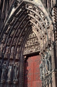 France, Bas-Rhin (67), Strasbourg, vieille ville classée au Patrimoine Mondial de l'UNESCO, la cathédrale Notre-Dame, la facade occidentale, portail nord dit les Vertus terrassant les Vices