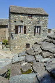 France, Haute-Corse (2B), région de la Casinca en Castagniccia, village de Loreto di Casinca, toit de lauzes, dalles de schiste lustré appelées teghje