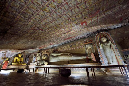 Sri Lanka, province du centre, district de Matale, Dambulla, Temple du Rocher Royal aussi appelé Ran Giri (Rocher doré) classé patrimoine mondial de l'UNESCO, la grotte n°2 Maharaja Viharaya est la plus vaste, Bouddha couché