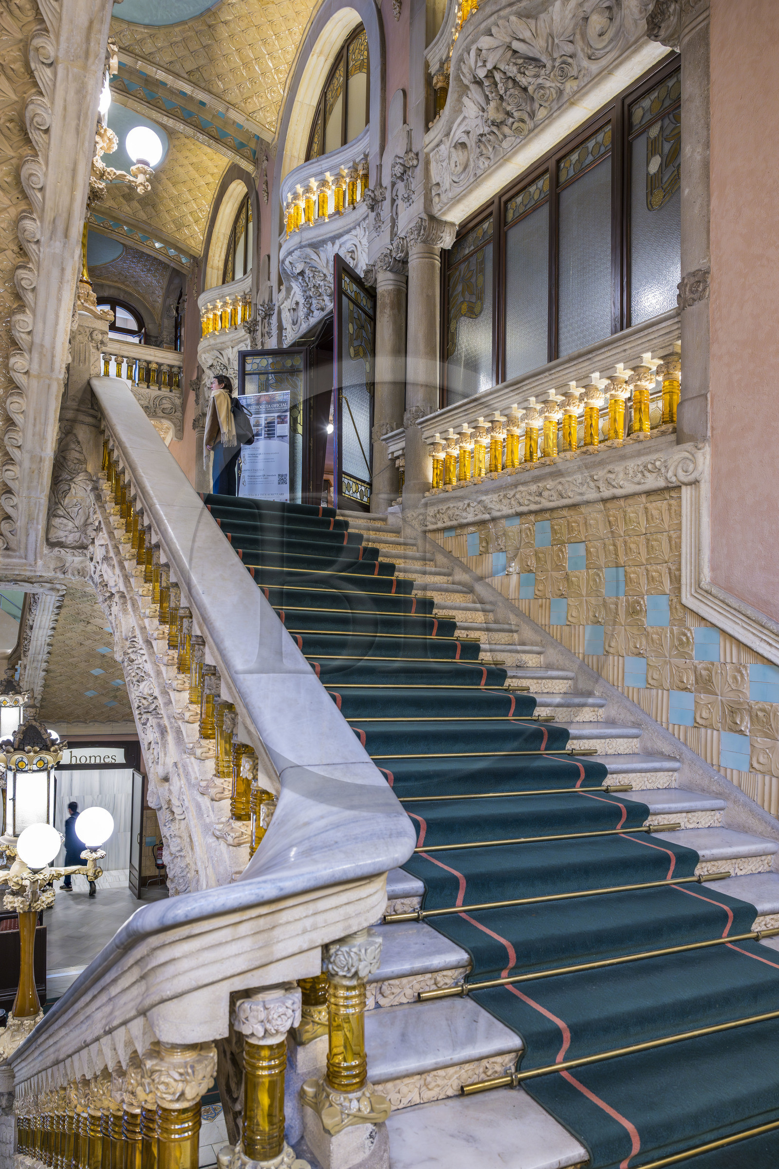 Espagne, Catalogne, Barcelone, Palau de la Musica Catalana (palais de la musique catalane), salle de concert dessinée par l'architecte du modernisme catalan Lluis Domènech i Montaner, site classé au Patrimoine Mondial de l'UNESCO, vestibule, la rampe des escaliers en pierre finement travaillée et supportée par des balustres en verre jaune transparent
