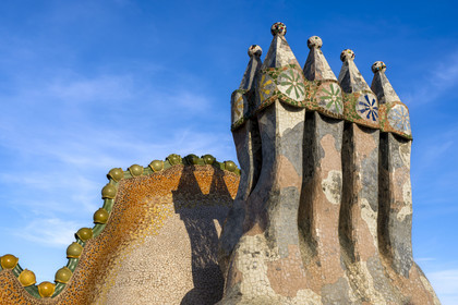 Espagne, Catalogne, Barcelone, quartier de l'Eixample, Passeig de Gracia, Casa Batllo de l'architecte du modernisme catalan Antoni Gaudi, site classé au Patrimoine Mondial de l'UNESCO, cheminées et toiture suggérant l'échine du dragon