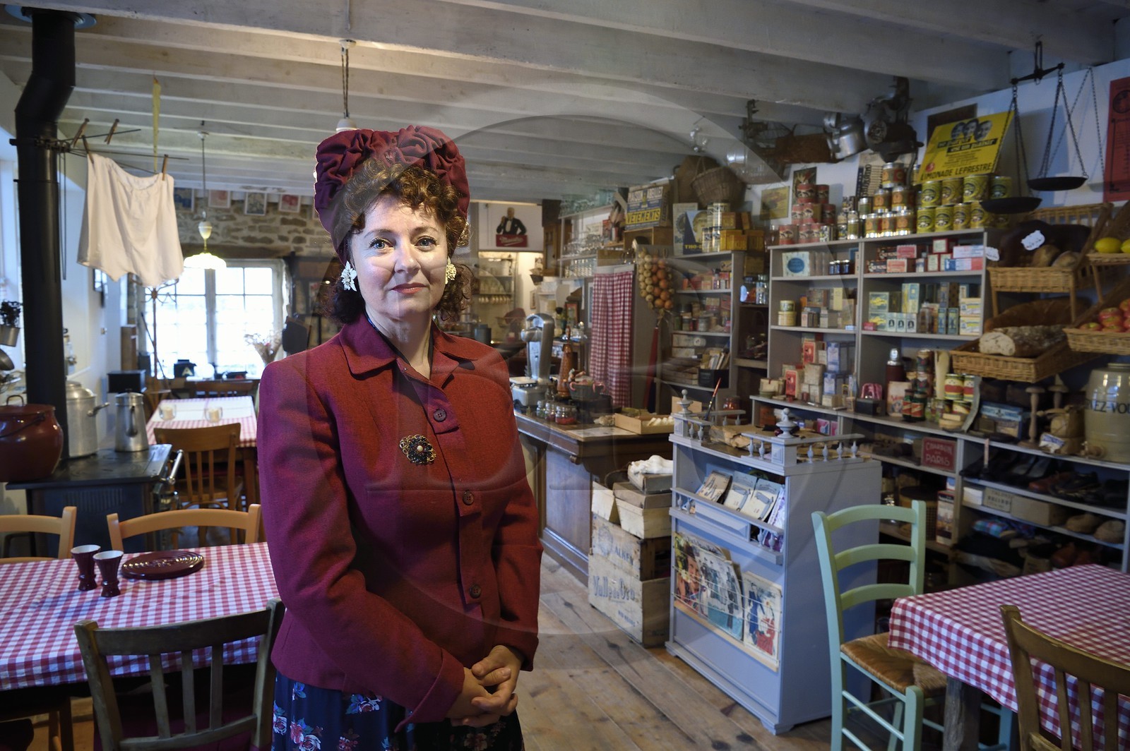 France, Manche (50), Carentan, L'Atelier, le café épicerie des années de guerre, reconstitué par les collectionneurs d'objets militaires et civils des années 1940 Sylvie et Jean-Marie Caillard, Sylvie Caillard