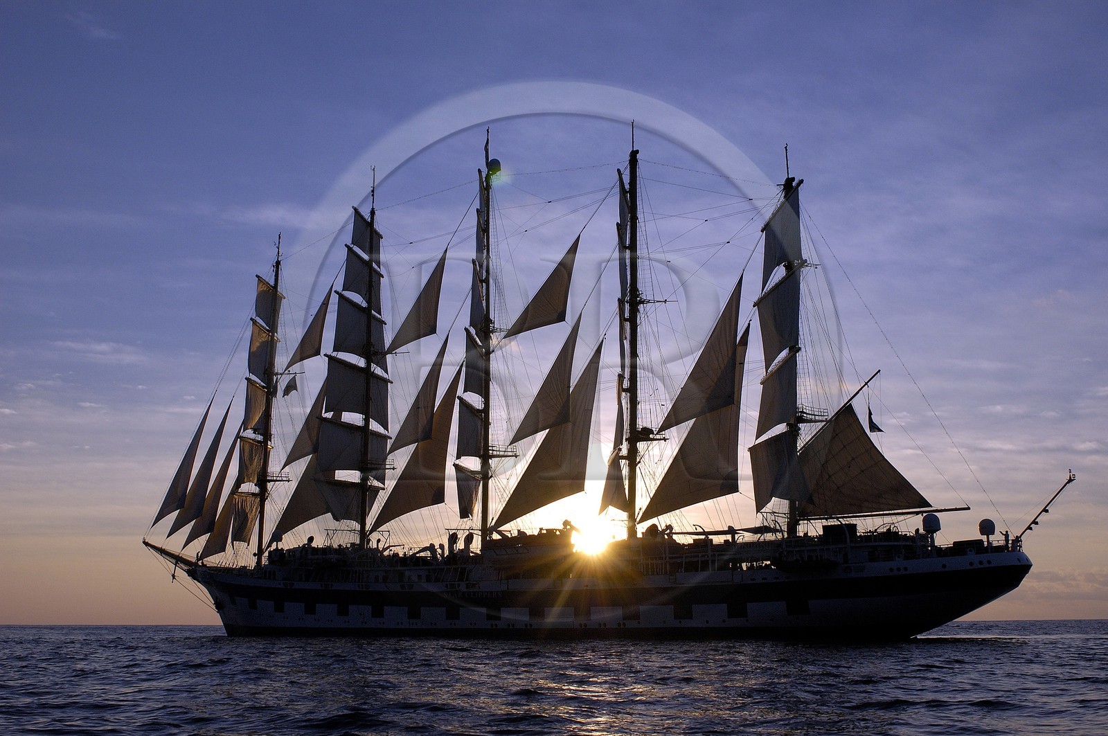 Caraïbes, le 5 mâts SPV Royal Clipper toutes voiles dehors au coucher de soleil