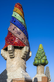 Espagne, Catalogne, Barcelone, le Palais Güell (Palau Güell) construit entre 1886 et 1891 et réalisé par l'architecte du modernisme catalan Antoni Gaudi, site classé au Patrimoine Mondial de l'UNESCO, cheminées et tours d'aération sur le toit terrasse
