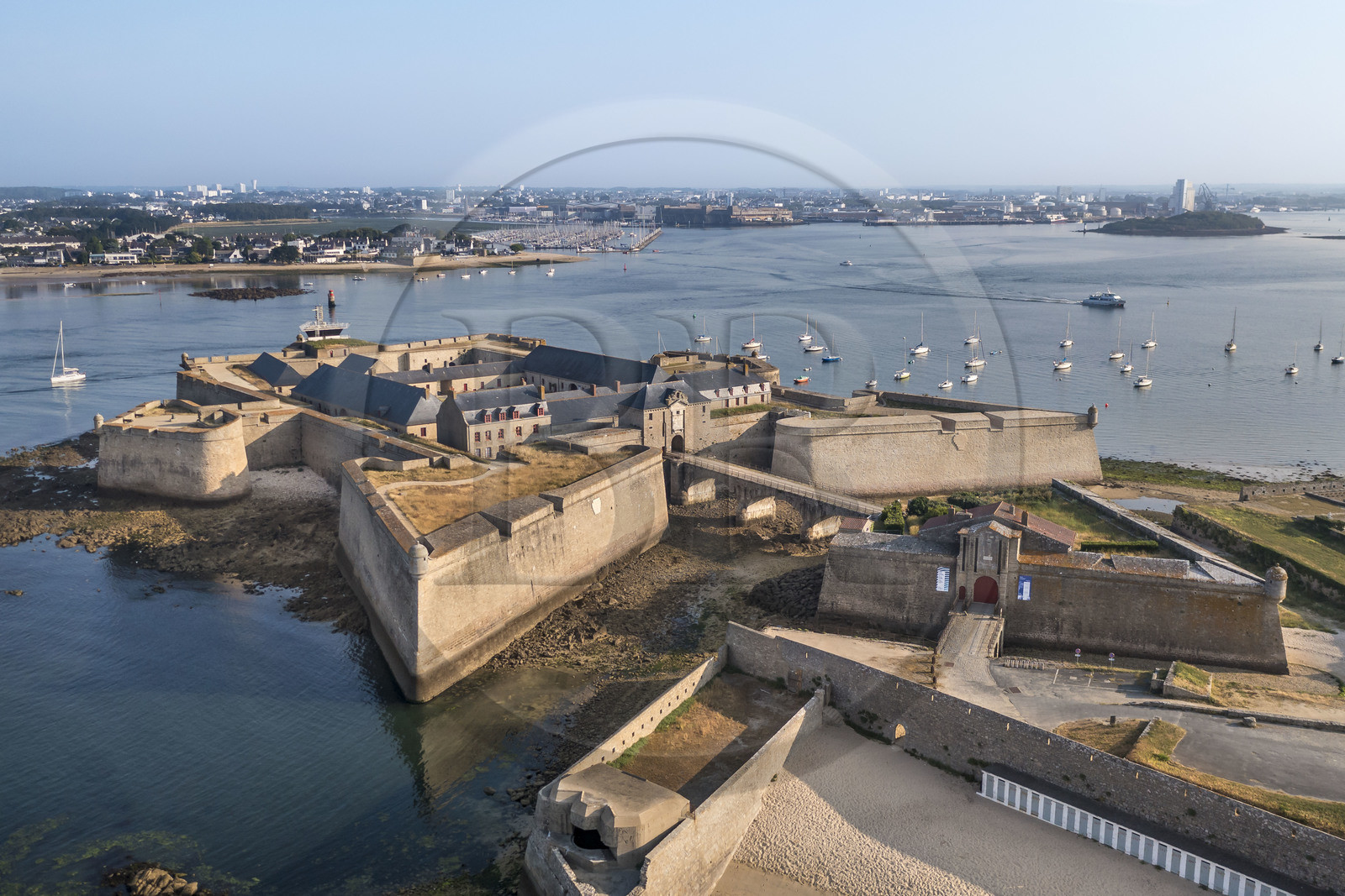 France, Morbihan (56), Port-Louis, la citadelle de Port-Louis remaniée par Vauban à l'entrée de la rade de Lorient, musée de la Compagnie des Indes (vue aérienne)
