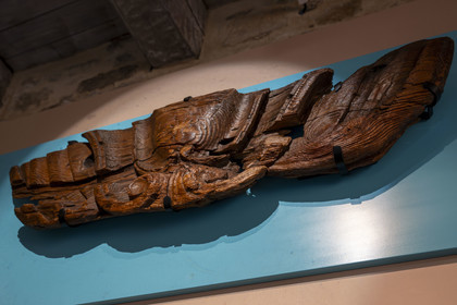 France, Finistère (29), Brest, le musée national de la Marine dans le château, salle dédié à l'expédition de La Pérouse, fragment du tableau arrière de l'une des frégates, découvert à Vanikoro en 1827