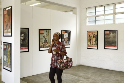 Afrique du Sud, province de Gauteng, Johannesburg, quartier de Maboneng, Arts on Main, lieu culturel dans un ancien entrepôt rénové qui a été construit à l'origine en 1911, mélangeant galeries d'art, librairies, restaurants et boutiques à la mode, exposition de couvertures du magazine Drum