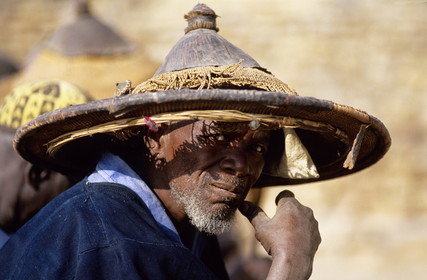 Mali, pays Dogon, falaise de Bandiagara classée Patrimoine Mondial de l'UNESCO, un ancien du village de Tereli portant son chapeau traditionnel