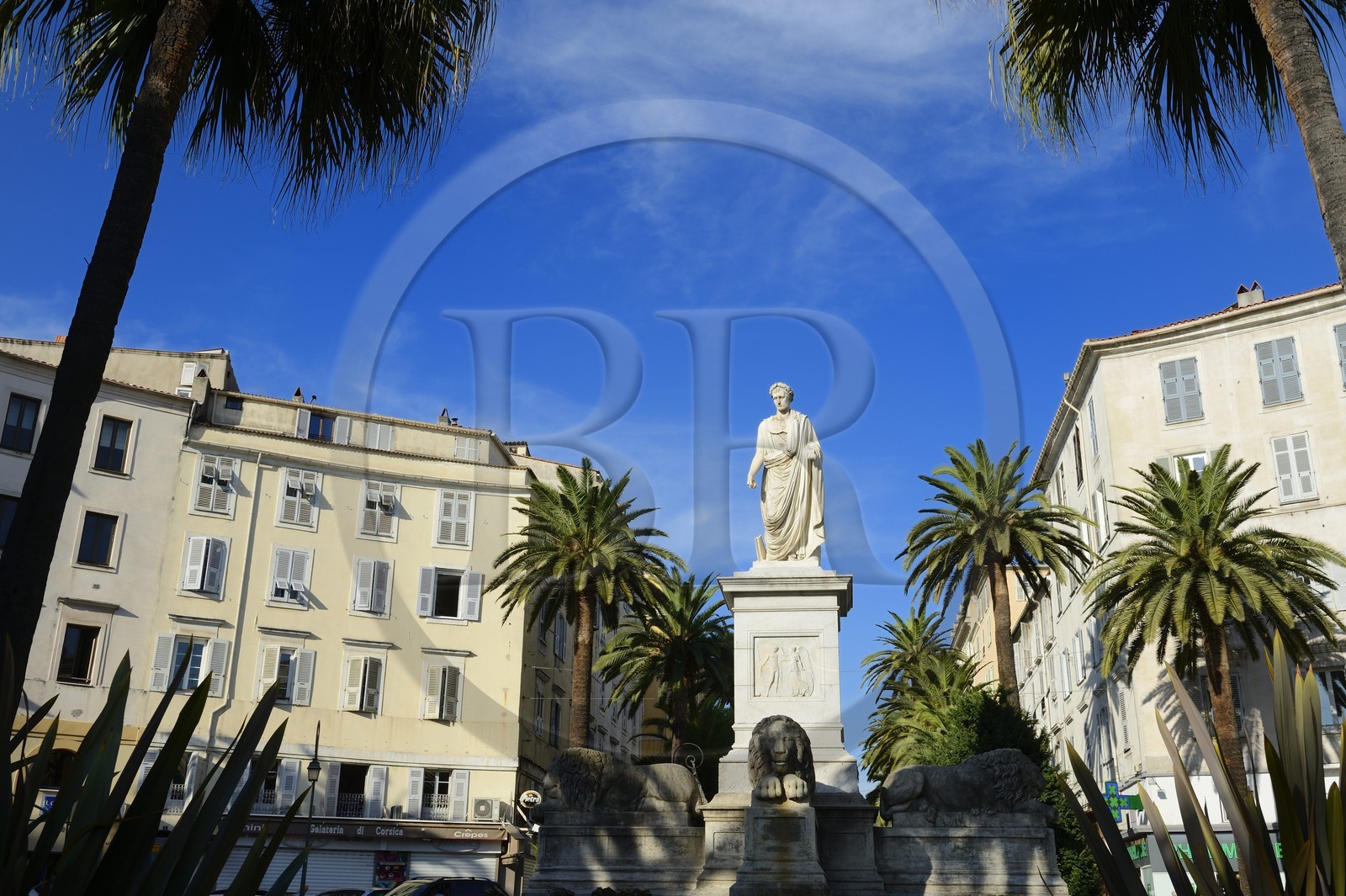 France, Corse-du-Sud (2A), Ajaccio, place du Maréchal Foch (Place des Palmiers), la statue de Napoléon Bonaparte en consul romain oeuvre du sculpteur Massimiliano Laboureur