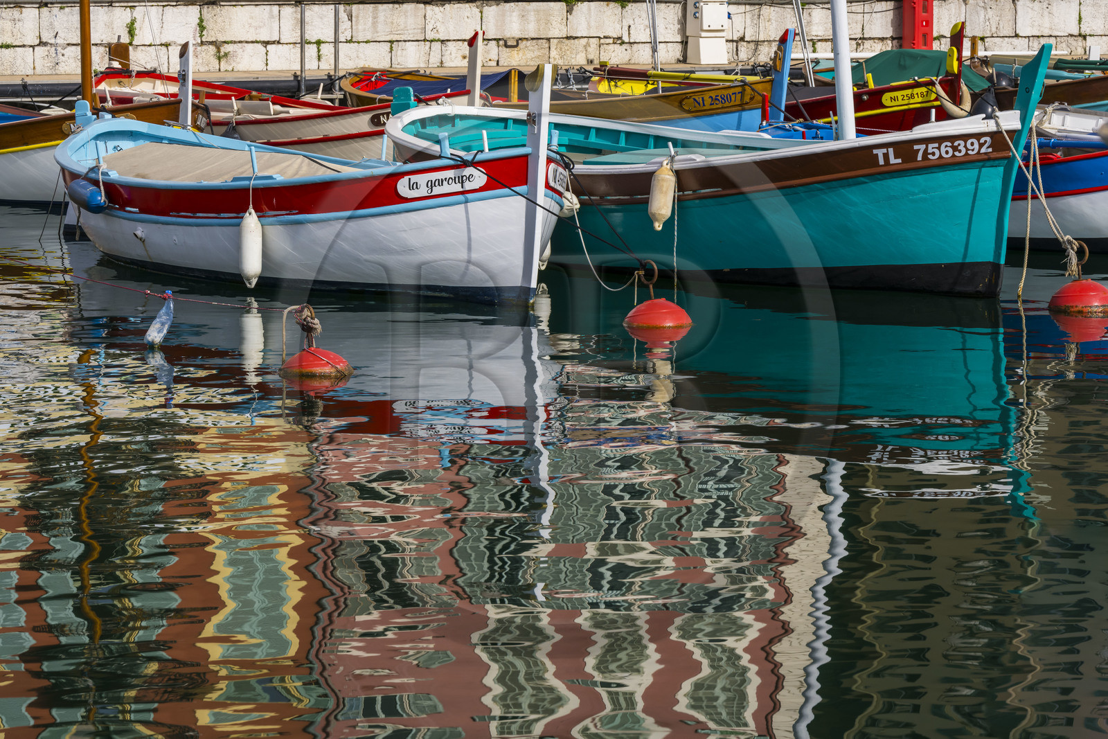 France, Alpes-Maritimes (06), Nice classée Patrimoine Mondial de l'UNESCO, le vieux port ou port Lympia, les pointus qui sont des bateaux de pêche traditionnels