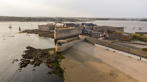 France, Morbihan (56), Port-Louis, la citadelle de Port-Louis remaniée par Vauban à l'entrée de la rade de Lorient, musée de la Compagnie des Indes et la Grande Plage de Port-Louis au pied des remparts (vue aérienne)