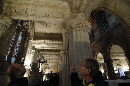 Royaume-Uni, Ecosse, Midlothian, Roslin, la Chapelle Rosslyn, visiteurs disséquant la symbolique des sculptures