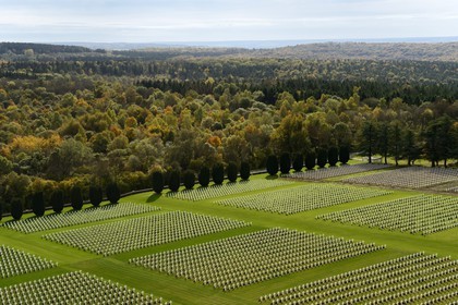 France, Meuse (55), Douaumont, bataille de Verdun, ossuaire de Douaumont, nécropole nationale, alignement de tombes de soldats
