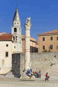 Croatie, Dalmatie, côte dalmate, Zadar, le forum romain, la colonne de la honte servait à y attacher voleurs et femmes adultères