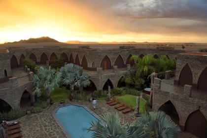 Namibie, région de Hardap, désert du Namib à l'Est du parc national Namib Naukluft vers Sossusvlei, l'hotel Mirage Resort & Spa