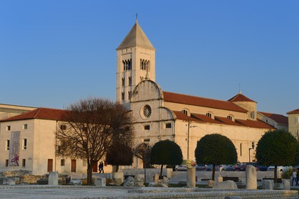 Croatie, Dalmatie, côte dalmate, Zadar, le forum romain, l'église Saint Donat et l'église Sainte Marie (Sv. Marija) du monastere bénédictin
