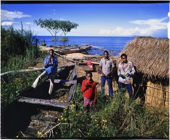 Burundi, province de Rumonge, groupe de pêcheurs au bord du lac Tanganyika, les pêcheurs sont exclusivement Hutu et descendent des collines pour s'installer dans des huttes provisoires pour au moins 6 mois, la pêche se pratique généralement la nuit au lamparo et c'est principalement des ndagalas (poisson à friture) des mukekes et des capitaines (reproduction plan-film inversible 4x5)