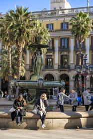 Spain, Catalonia, Barcelona, Barrio Gotico district (Gothic Quarter), near the Ramblas, Placa Reial (Royal Square)