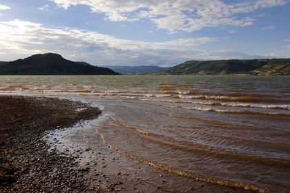 France, Hérault (34), terre rouge des bords du lac de Salagou