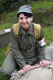 France, Eure (27), Sainte-Colombe-prés-Vernon, Allied Reconstitution Group (association de reconstitution historique de la 2éme Guerre Mondiale américain et Maquis), la reconstitueur Valerie Amblot en infirmière de la 101e division aéroportée US soignant un soldat blessé