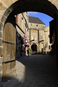 France, Manche (50), Mont-Saint-Michel, classé Patrimoine Mondial de l'UNESCO, la Porte du Roi et le restaurant de la Mère Poulard