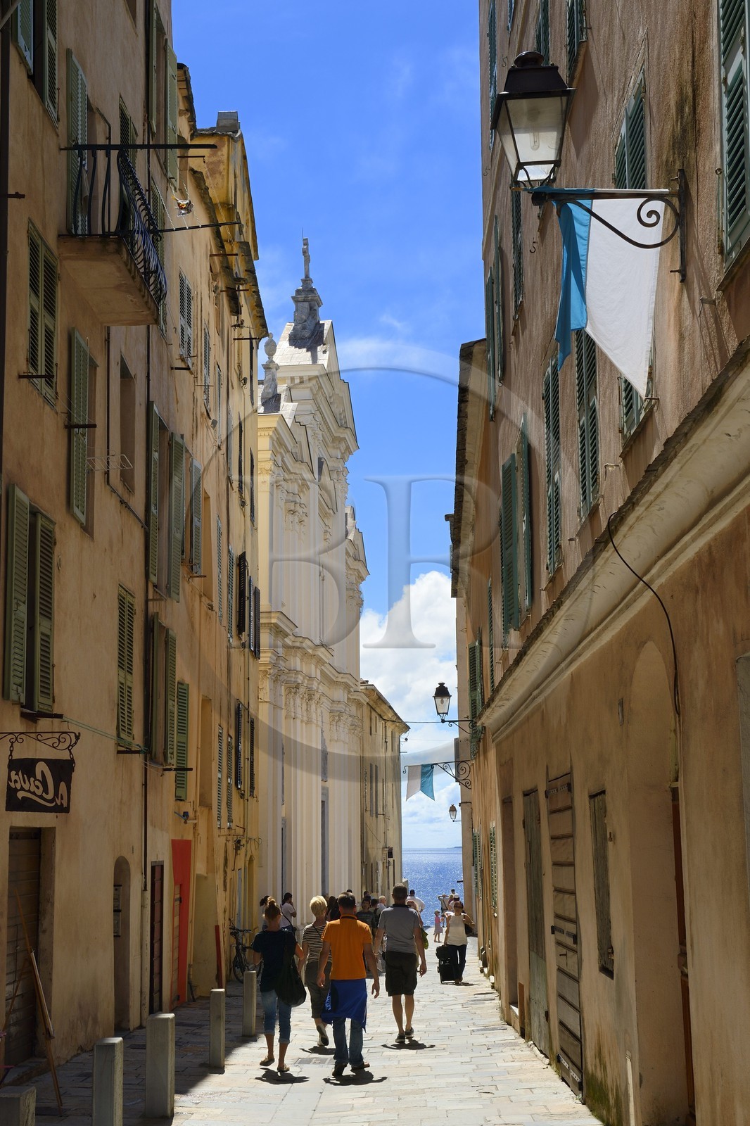 France, Haute-Corse (2B), Bastia, la Citadelle quartier de Terra-Nova, rue Notre-Dame et l'ancienne cathédrale Sainte-Marie en arrière plan
