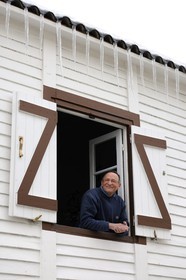 France, Manche (50), Cotentin, Saint-Lô, unique exemplaire restant des barraquements provisoires post bombardements de 1944, Zakari Kostov