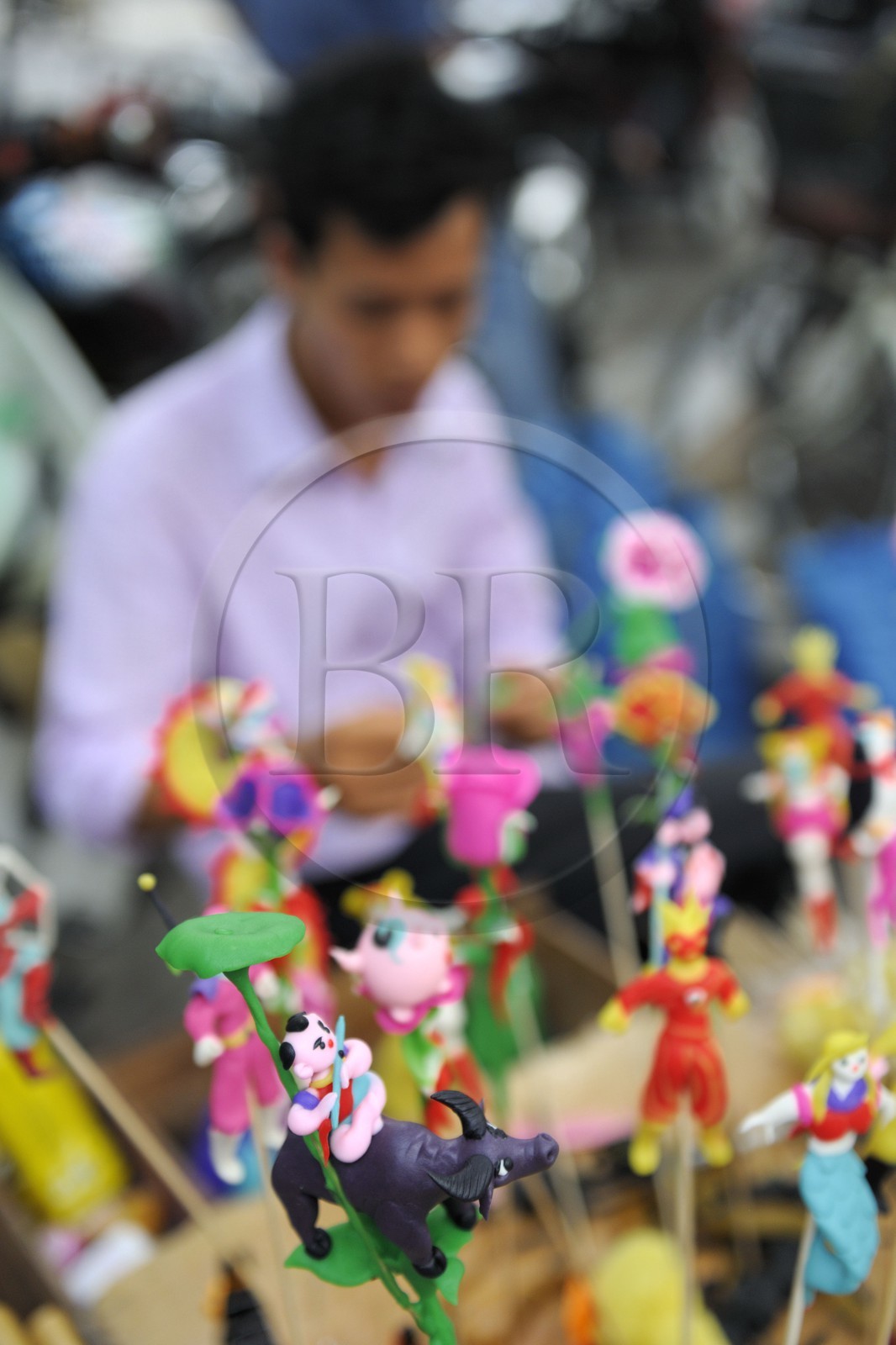Vietnam, Hanoï, fabrication artisanale de sucreries pour les enfants