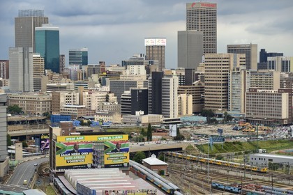 Afrique du Sud, province de Gauteng, Johannesburg, les wagons de trains colorés de Park Station et le centre-ville vus depuis le quartier de Braamfontein