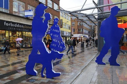 Royaume-Uni, Irlande du Nord, Belfast, sculptures à l'entrée du centre commercial de Victoria Square sur Ann street