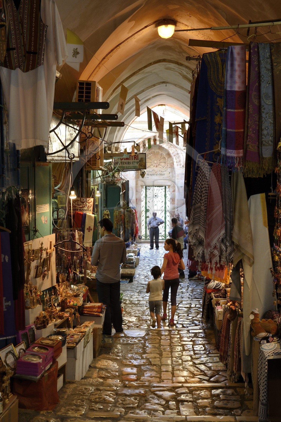 Israel, Jérusalem, ville sainte, vieille-ville classée Patrimoine Mondial de l'UNESCO, quartier chrétien, boutique de souvenirs et de produits religieux chrétien