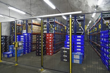 Norvège, Svalbard, Spitzberg, Longyearbyen, la Réserve mondiale de semences du Svalbard (banque de graines du Global Seed Vault), salle de stockage des semences artificiellement maintenue à -18°C, près de 900000 échantillons ont été déposés, provenant de 200 pays d'origine et de 73 instituts déposants