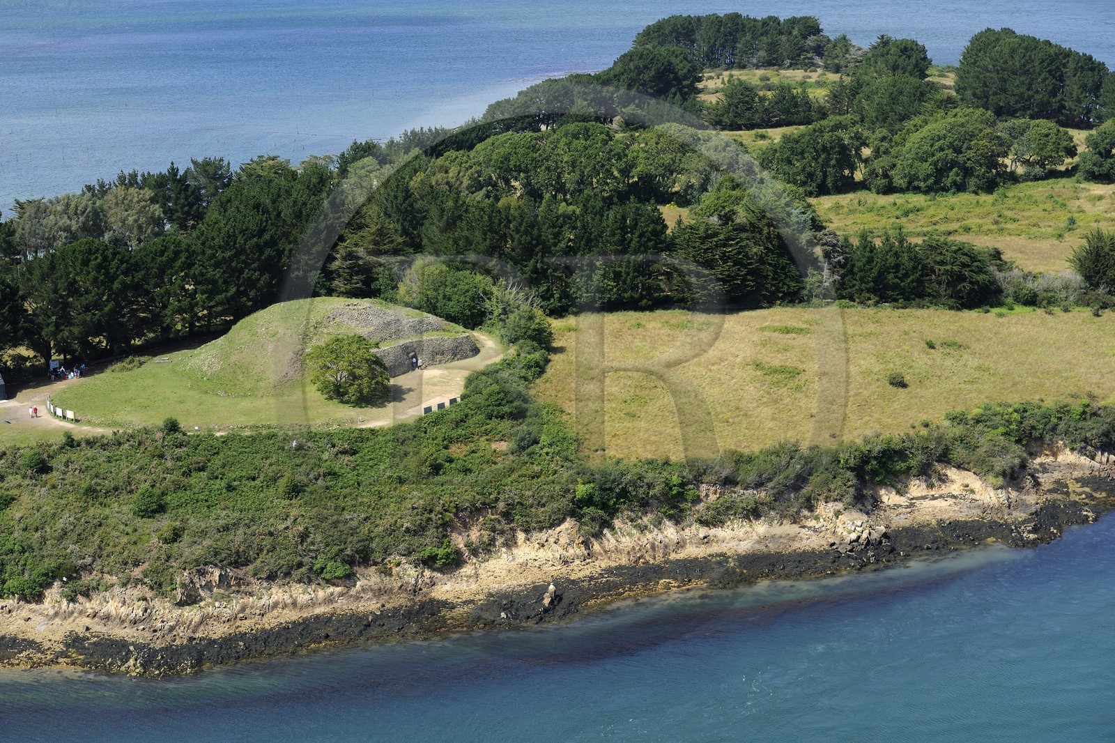 France, Morbihan (56), Golfe du Morbihan, Ile de Gavrinis, Cairn de Gavrinis datant de 3500 avant J.C. (vue aérienne)