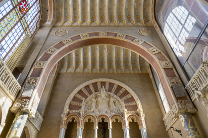 Espagne, Catalogne, Barcelone, quartier d'El Guinardo, ancien Hospital de la Santa Creu i de Sant Pau classé Patrimoine Mondial de l'UNESCO, de style moderniste par l'architecte Domenech i Montaner, aujourd'hui un musée et un centre culturel, batiment de l'administration, tympan représentant les armes de l'ordre des Hospitaliers entouré de deux anges réalisé par Pau Gargallo, plafond et piliers ornés de mosaïques