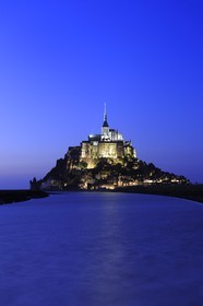 France, Manche (50), Mont-Saint-Michel, classé Patrimoine Mondial de l'UNESCO, et le Couesnon